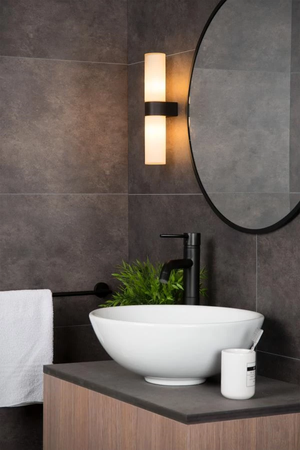 Lucide JESSE - Lámpara de pared Baño - 2xG9 - IP44 - Negro - ambiente 4